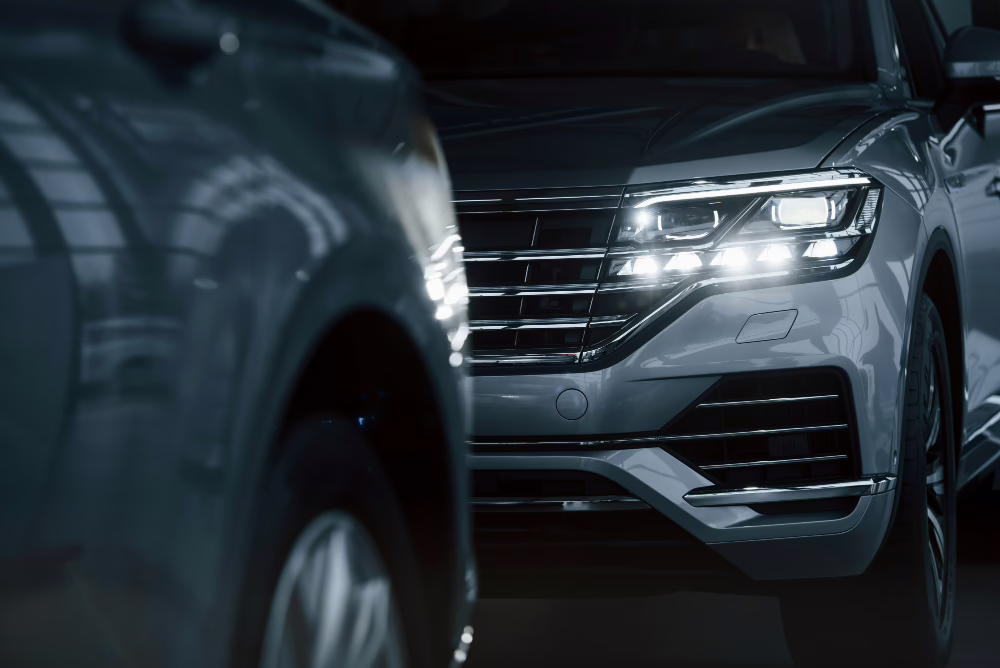 metallfarbiges auto mit beleuchtung